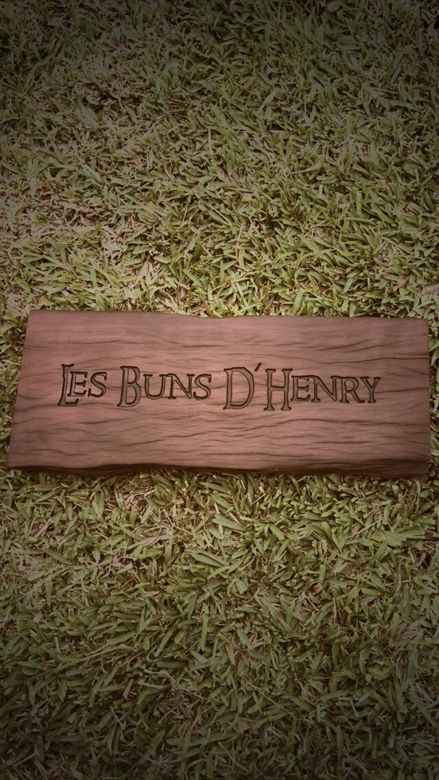 Les Buns d'Henry — Enseigne de restaurant, gravé main par Tony Grandin