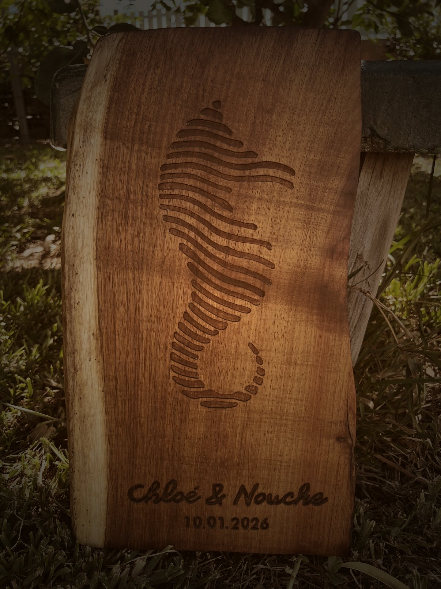 Chloé & Nouché — Plaque de mariage · janvier 2026, gravé main par Tony Grandin