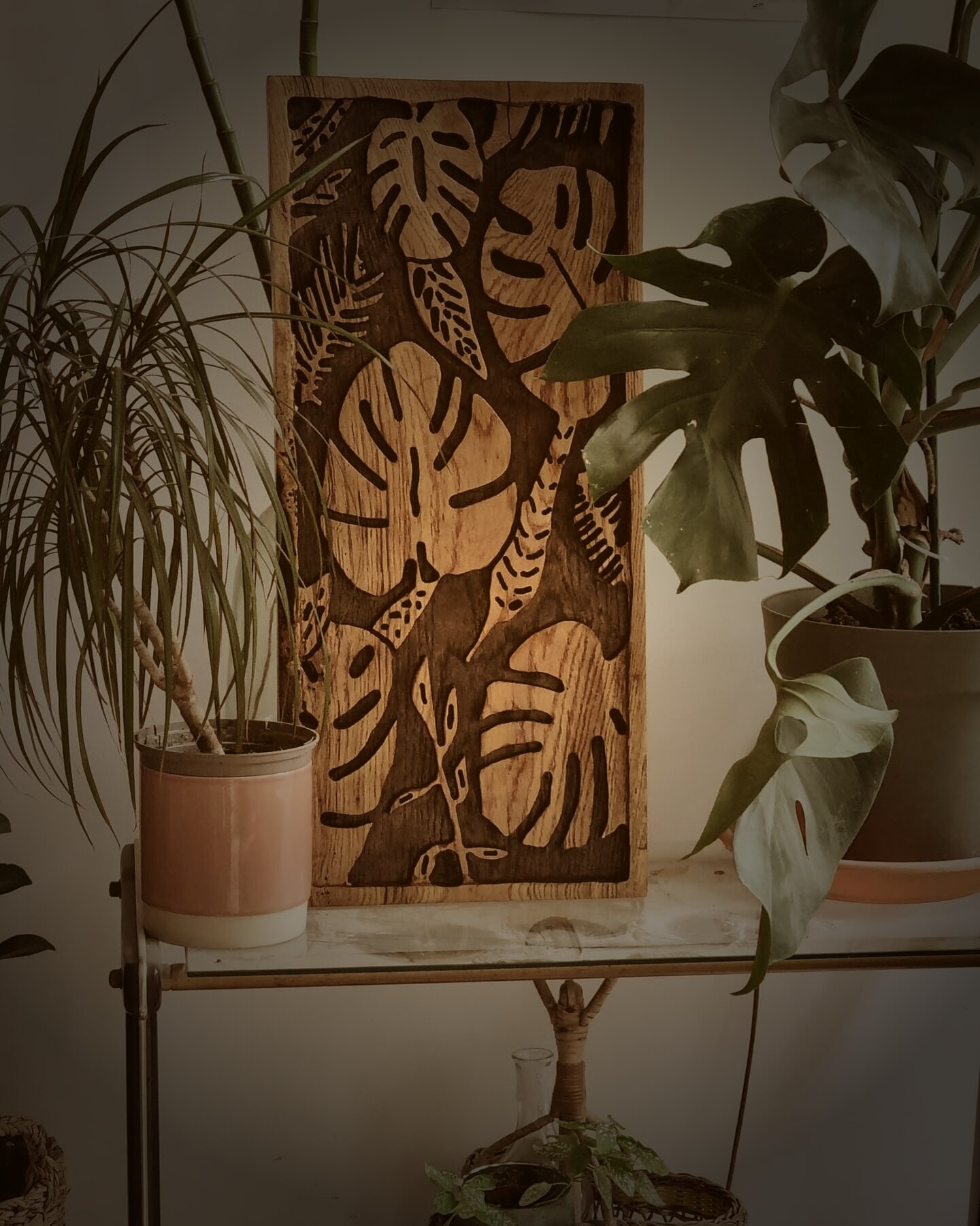 Panneau monstera — Décor mural sur-mesure, gravé main par Tony Grandin
