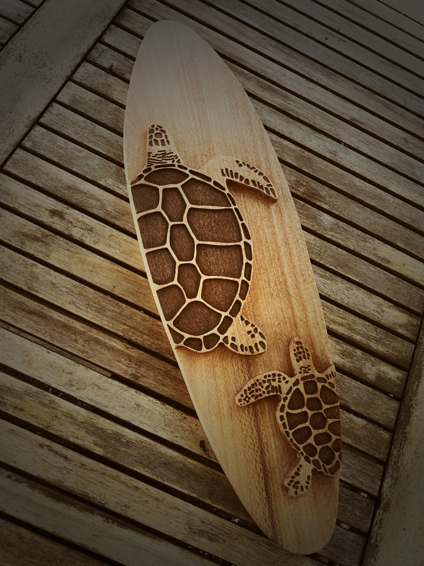 Planche massive gravée main : deux tortues imbriquées en relief