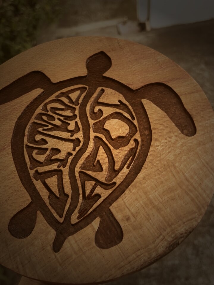 Plaque ronde gravée main : deux tortues imbriquées, essence grevillea